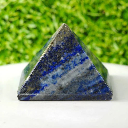 Premium_lapis_lazuli_crystal_pyramid_close-up_texture